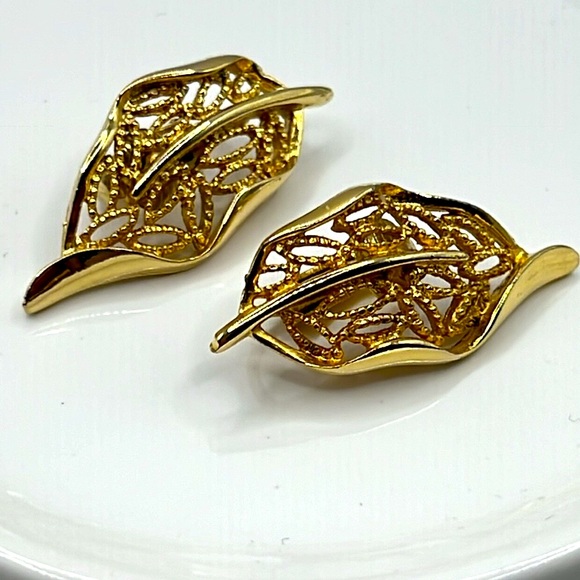 Detailed Vintage Gold Leaf Clip On Earrings. - Picture 3 of 6